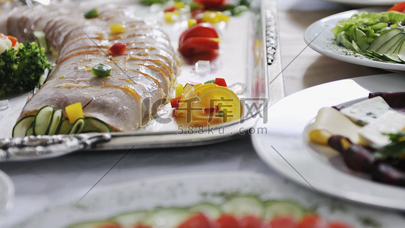 微辣火锅底料与清汤底料：一场味觉与健康的较量